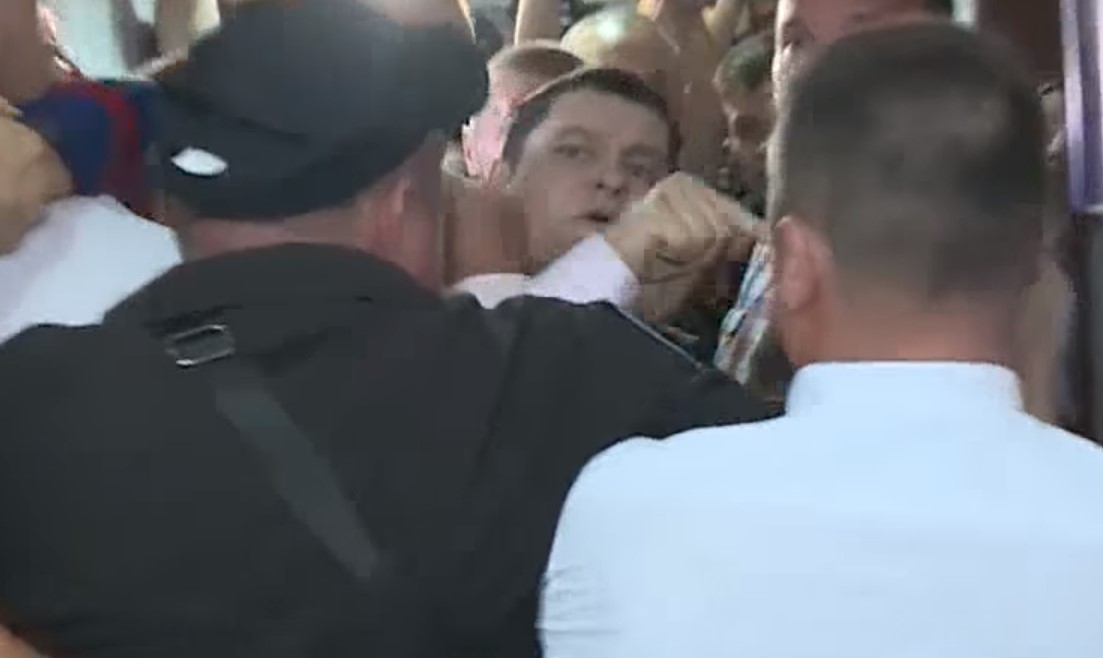 Видео: в суде по делу Януковича произошла потасовка