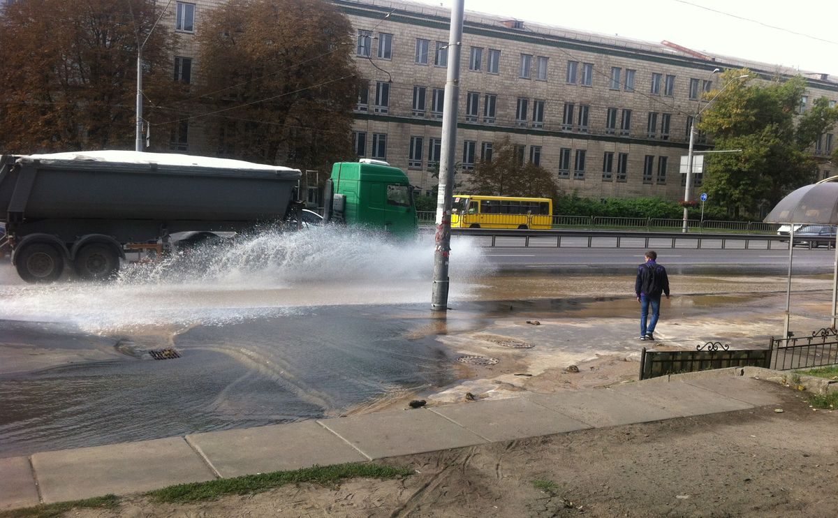 В Киеве из-за прорыва водопровода затопило часть проспекта Победы