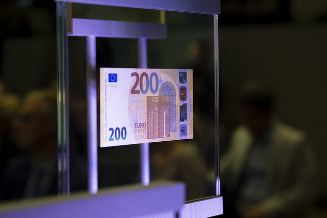 Европейский центробанк показал новые 100 и 200 евро - 1 - изображение