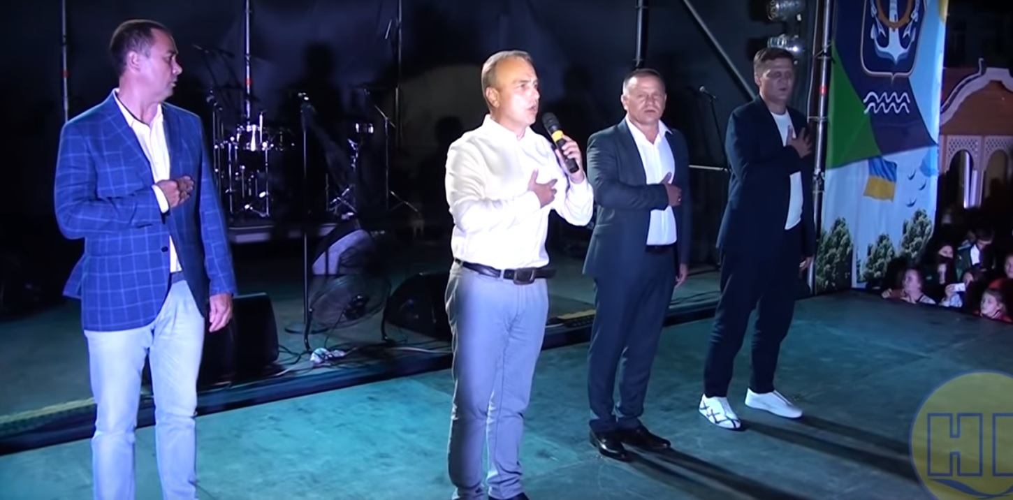 Воробьев устроил массовое пение гимна на концерте