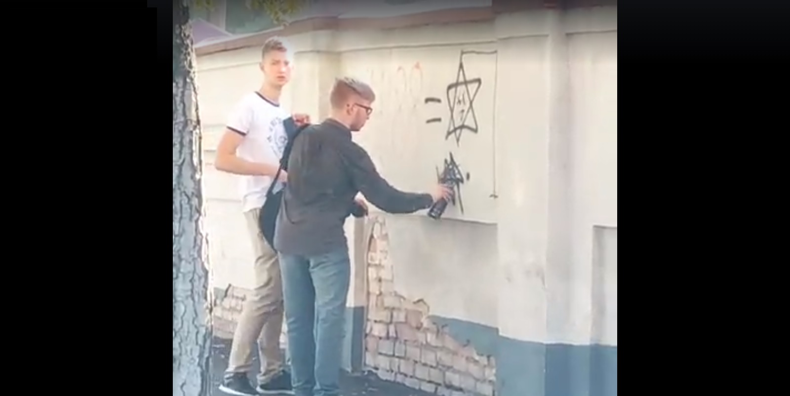 В Киеве двое неизвестных под видео рисовали антисемитские знаки