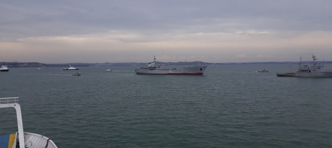 Украинские военные корабли прошли под Крымским мостом