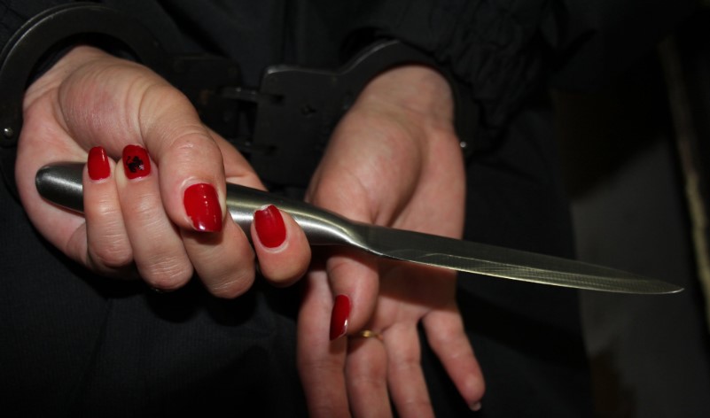 В Киеве пьяная женщина ударила своего ребенка ножом в спину