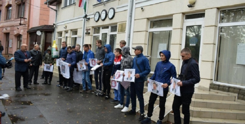 В Берегово пикетировали консульство Венгрии из-за ролика о выдаче паспортов