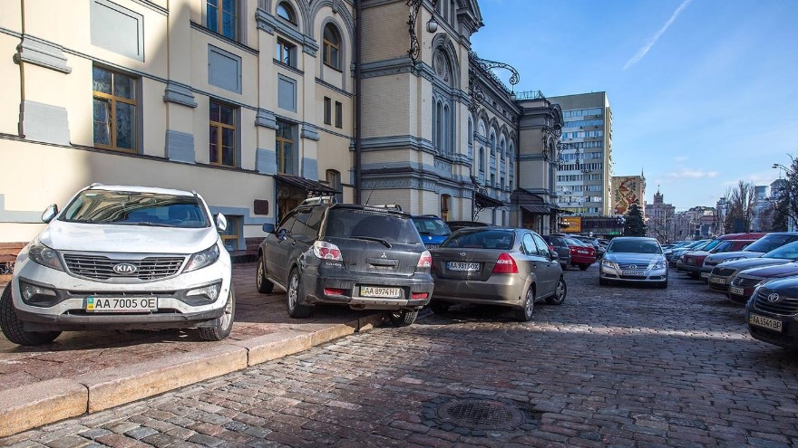 В Украине начали действовать новые правила парковки