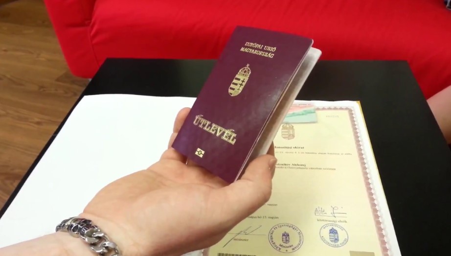 В Берегово украинцам под присягу и шампанское выдают венгерские паспорта – СМИ