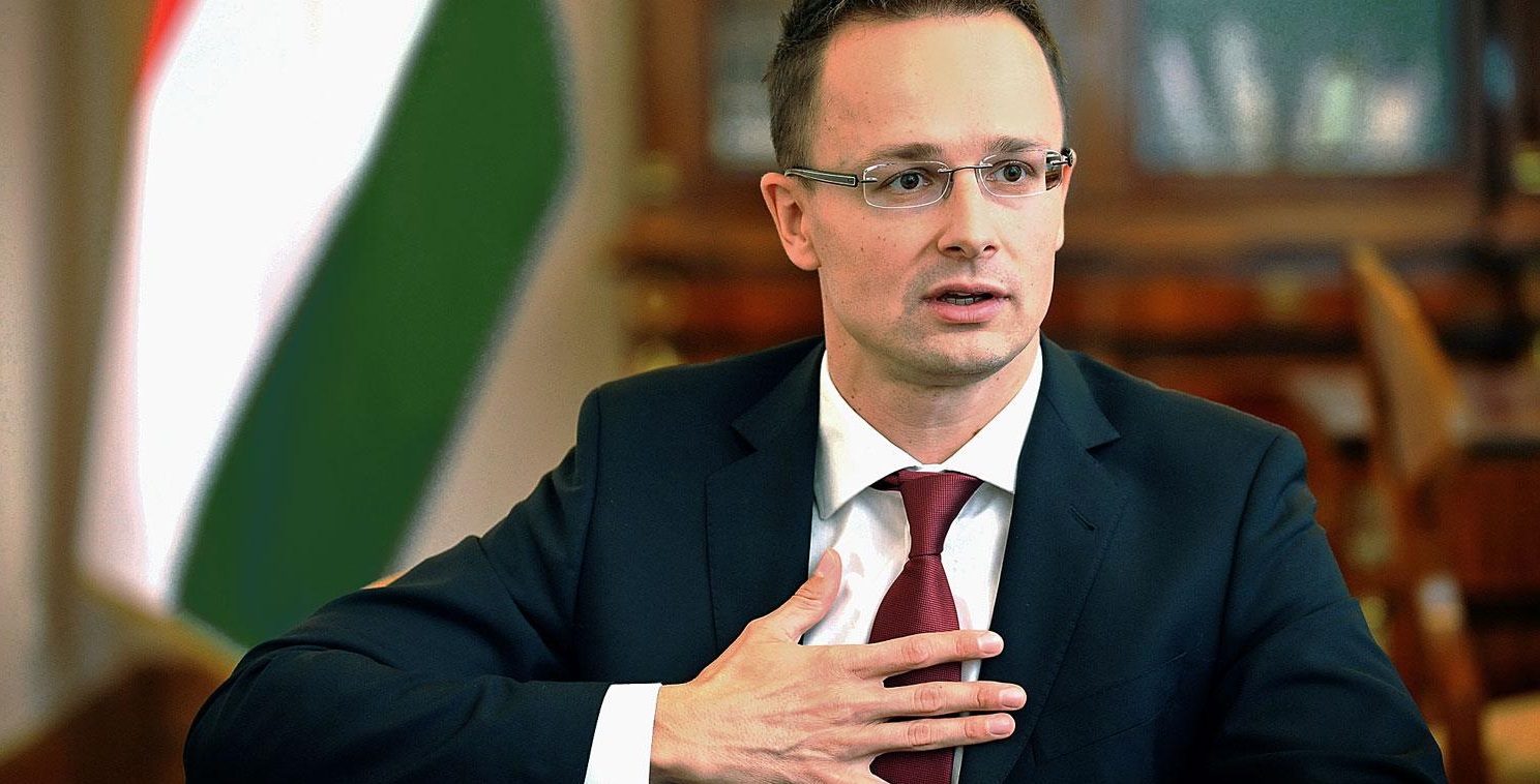 Сийярто заверил, что выдача венгерских паспортов украинцам законна