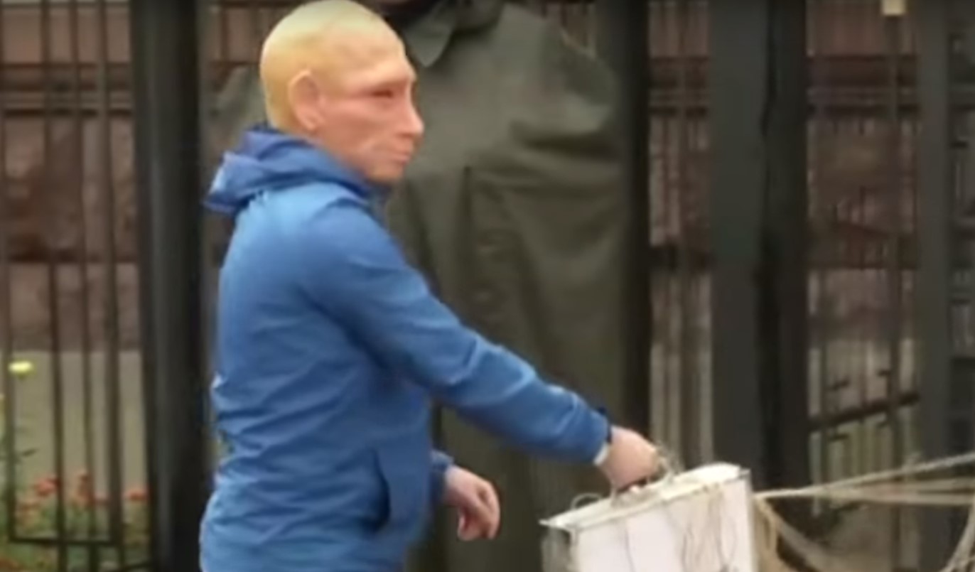 Возле посольства России устроили пикет с участием «Путина»