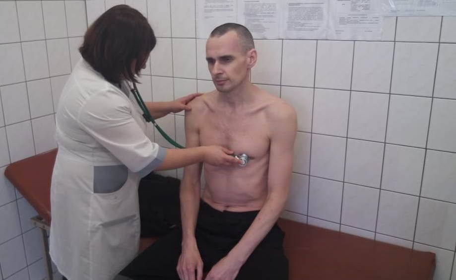 Обнародовано фото Сенцова из больницы