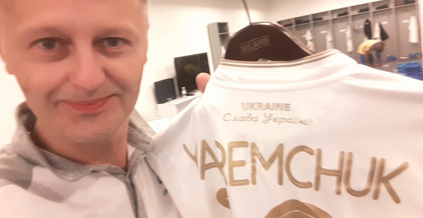 На форме сборной по футболу появилась надпись «Слава Украине»