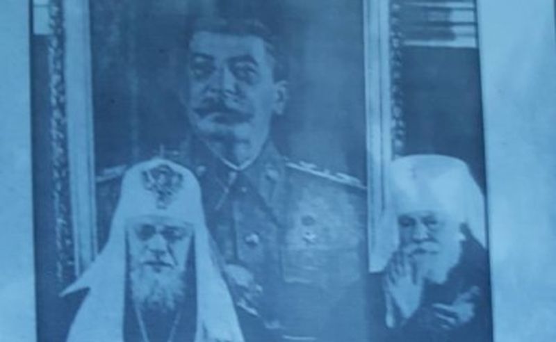 Храм УПЦ МП во Львове завесили плакатами со Сталиным