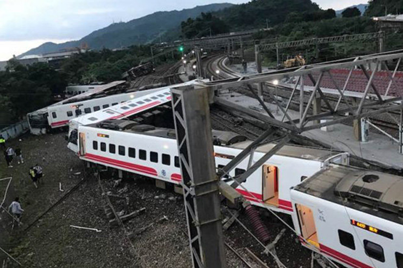 На Тайване сошел с рельсов поезд, не менее 17 погибших