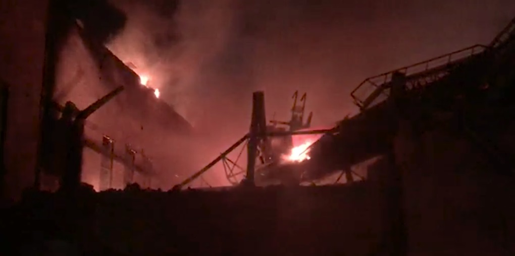 Во Владикавказе горит металлургический завод, есть погибший