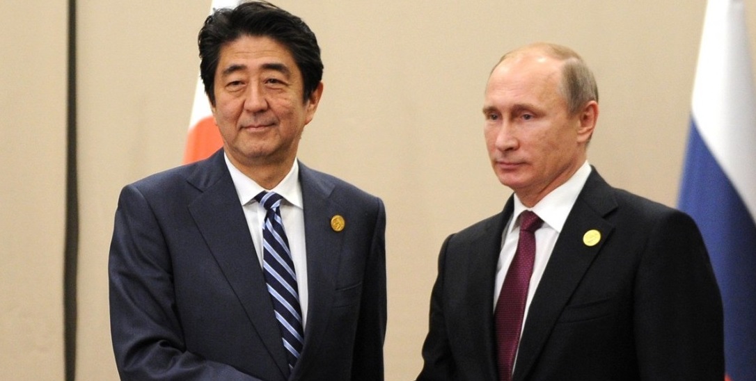Абэ: Япония намерена решить территориальный спор с Россией