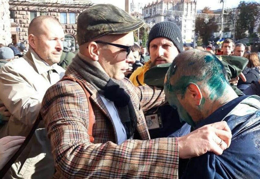 В горсовете Киева депутата облили зеленкой и забросали яйцами 