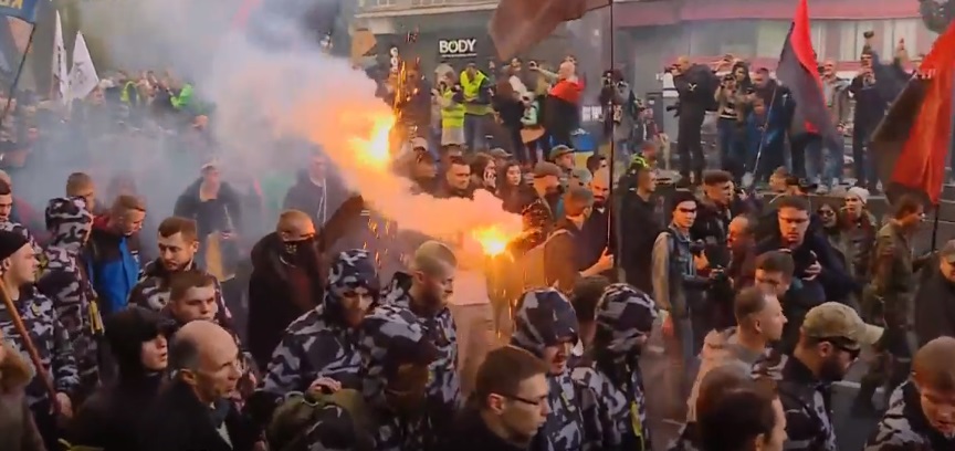 Бой барабанов и зигование: УПА марширует по Киеву