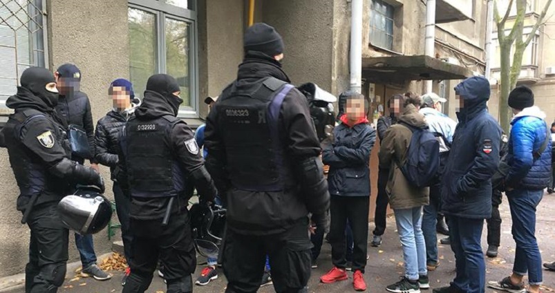 В центре Киева задержали группу с дубинками и газовыми баллончиками