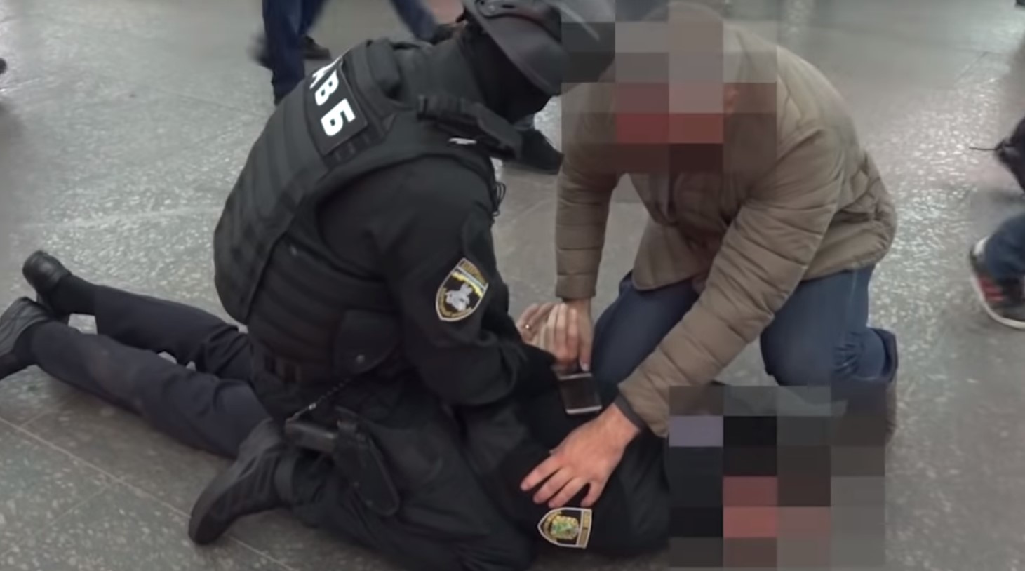 В харьковском метро полицейские избивали пассажиров