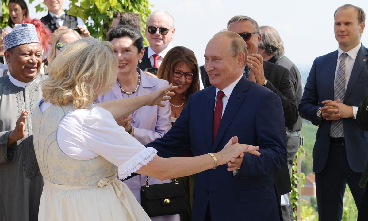 Глава МИД Австрии говорит, что не жалеет о визите Путина на ее свадьбу