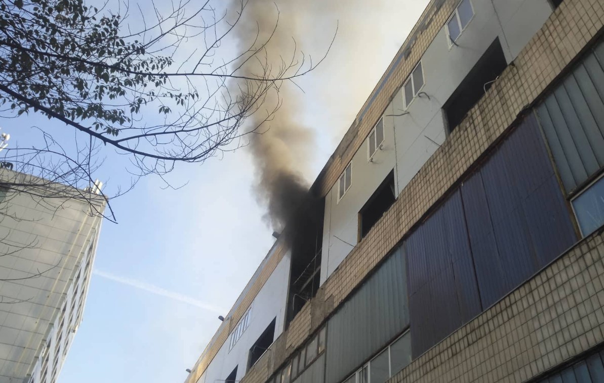 В Киеве горело здание завода, где должен быть новый канал Мураева