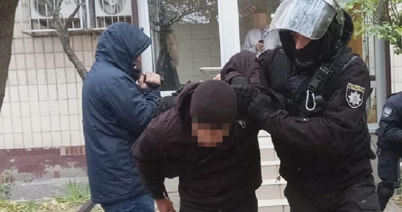 В центре Киева снова задержали группу с дубинками и пиротехникой