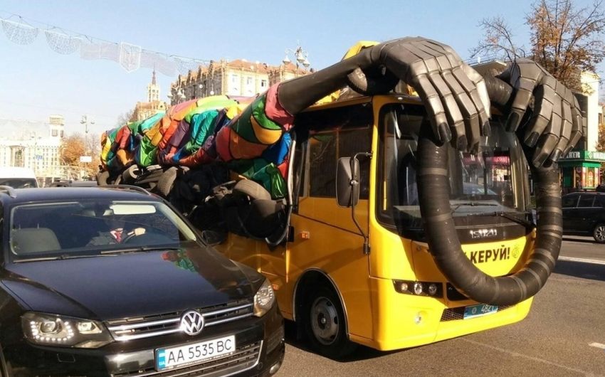 Полиция выпустила на дороги Украины «автобус-привидение»