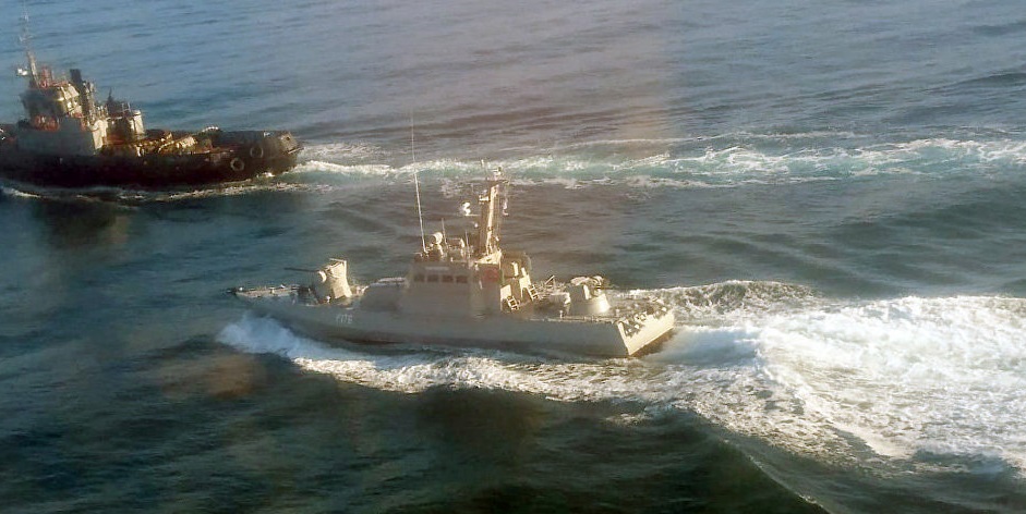 ФСБ показала фото украинских кораблей, идущих к Керченскому проливу