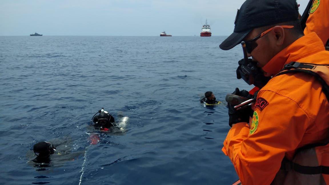 Эксперты получили данные с бортового самописца упавшего в Индонезии самолета
