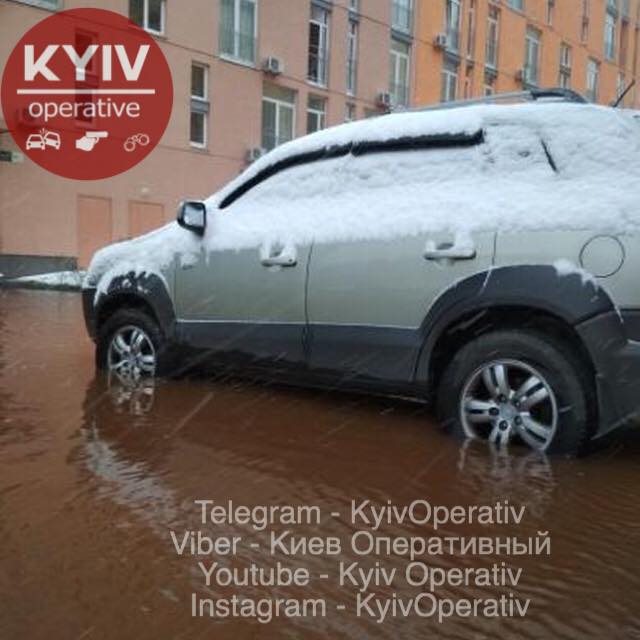 В Киеве затопило водой дворы в Днепровском районе - 2 - изображение