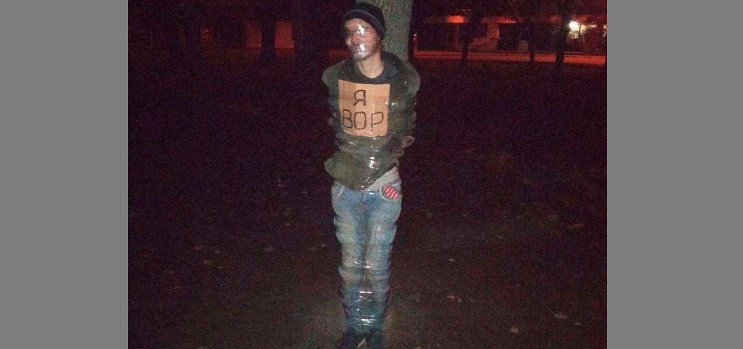 В Харькове мужчину привязали к дереву с табличкой «Я вор» — СМИ