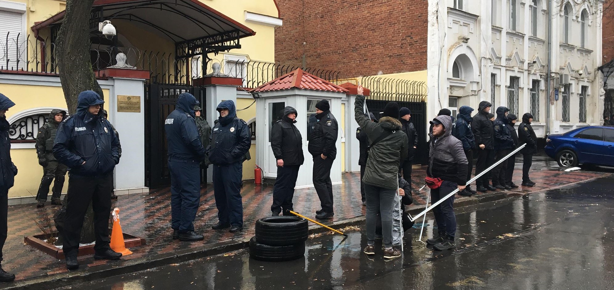 В Харькове с шинами и файерами пикетировали консульство России