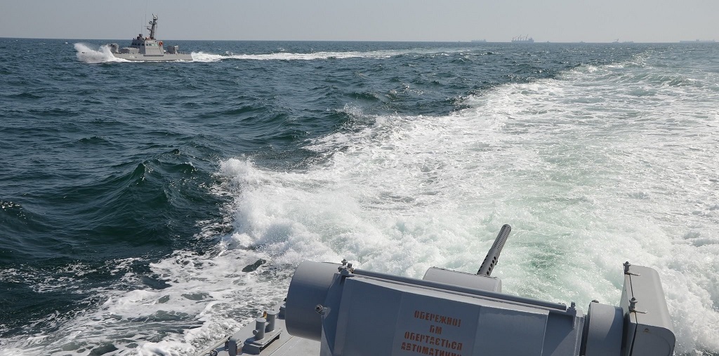 Минобороны: Российский пограничный корабль протаранил судно ВМС Украины