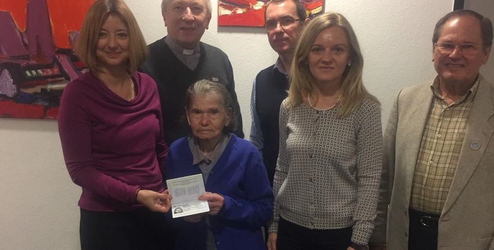 93-летняя женщина получила в Германии украинский паспорт