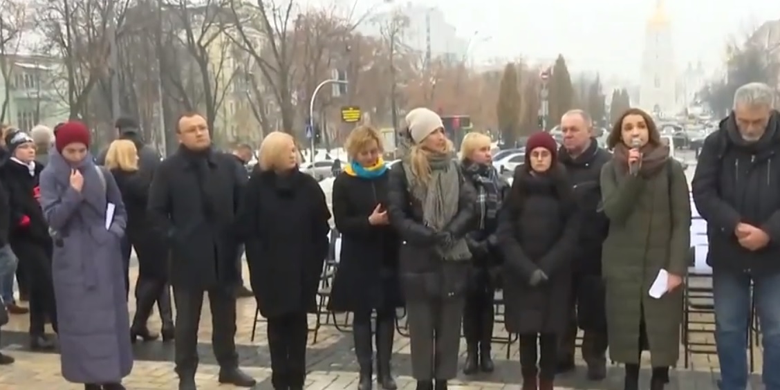 В Киеве проходит акция «Пустые стулья»