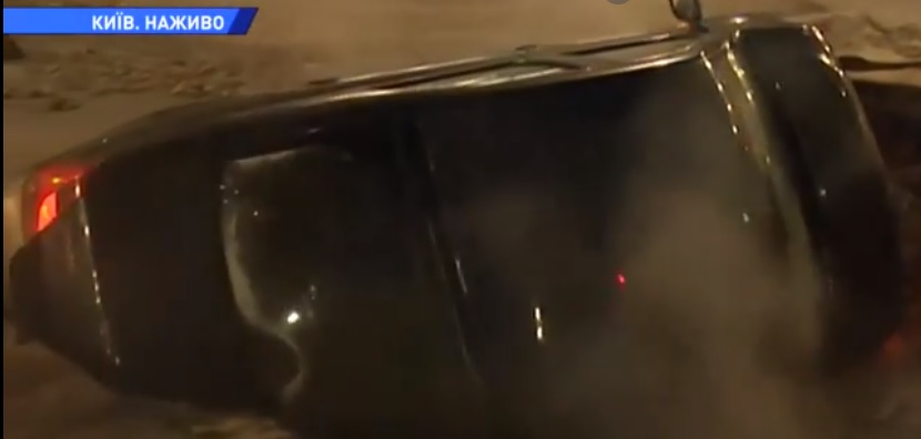 В центре Киева машина провалилась под асфальт из-за прорыва трубы