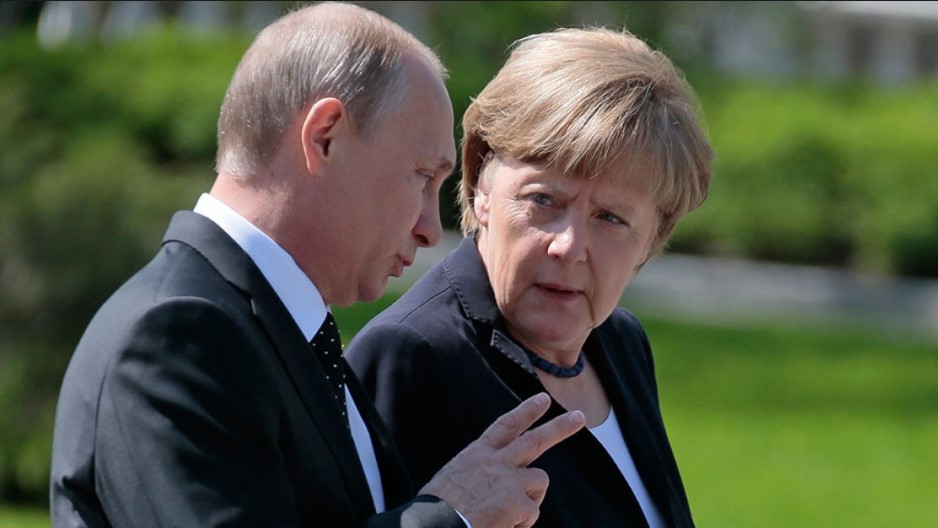 Путин и Меркель обсудили введение военного положения в Украине