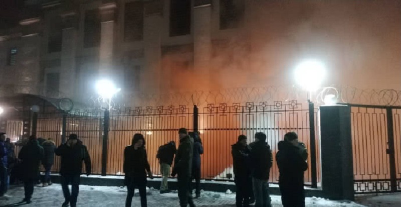 Лавров назвал «шабашем» акцию националистов у посольства РФ в Киеве