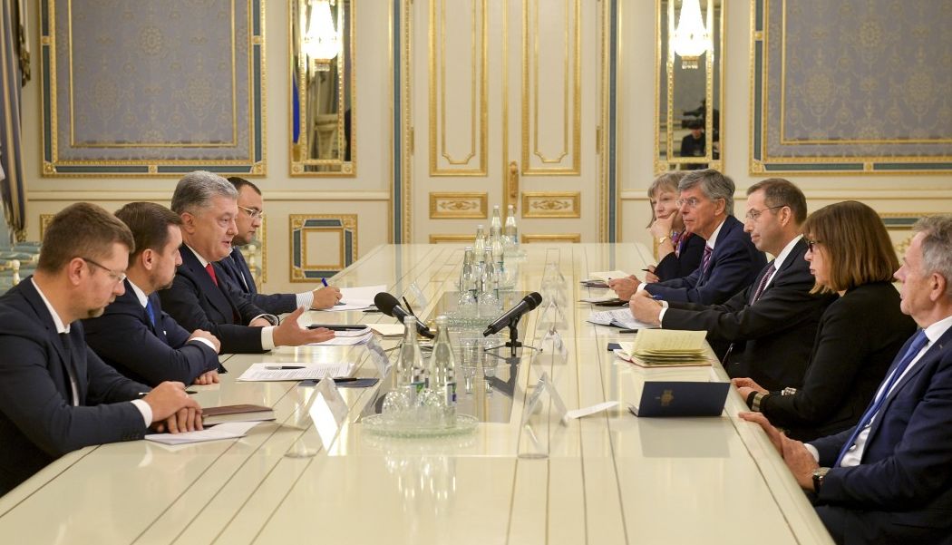 Порошенко призвал США и ЕС усилить санкции против России