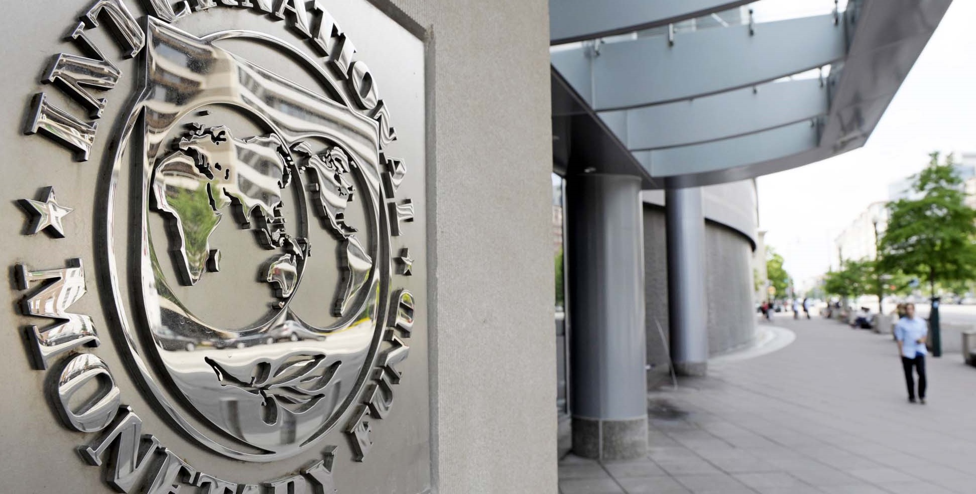 МВФ пока не комментирует вопрос о военном положении в Украине