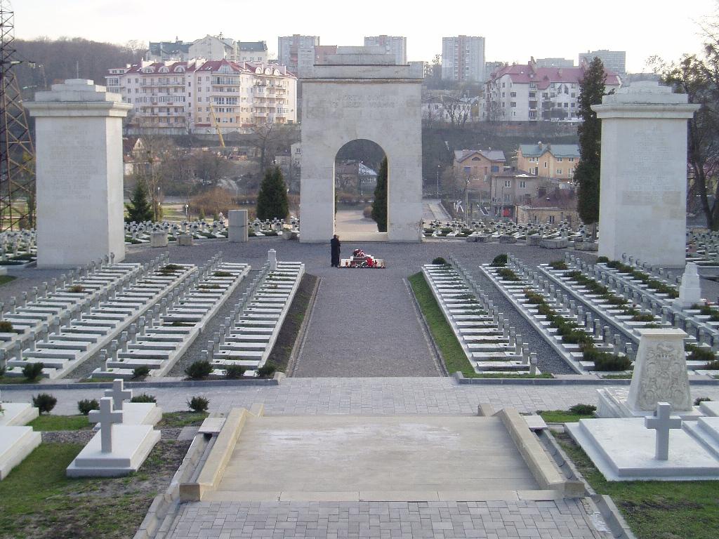 На львовском кладбище задержали трех польских студентов