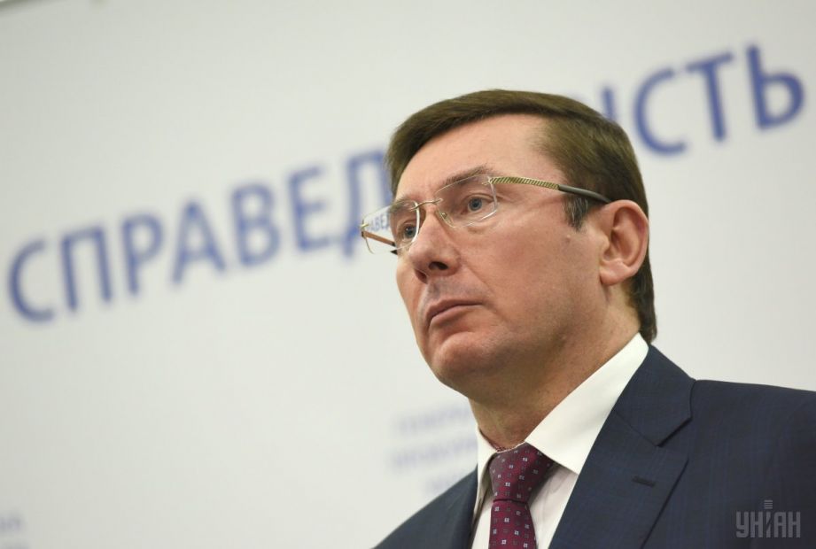 Луценко передал Порошенко заявление об отставке