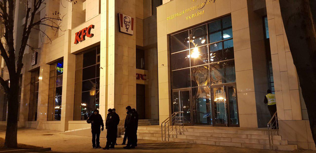 KFC в Доме профсоюзов закрыли на неопределенный срок – СМИ