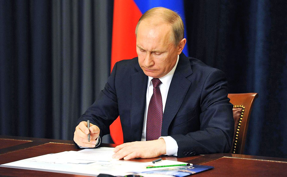 Путин продлил ограничения на транзит грузов из Украины