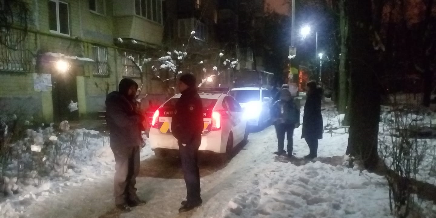 В Киеве пьяный полицейский отобрал у 12-летней девочки телефон