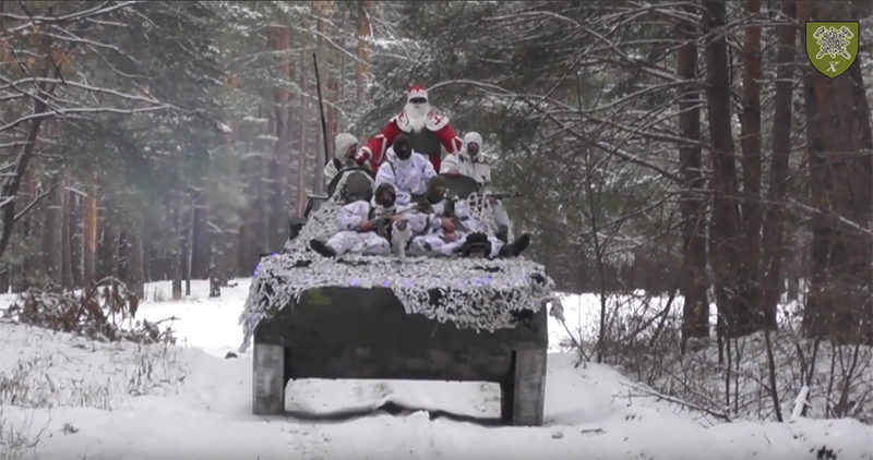 БМП и Санта с оружием: бригада «Эдельвейс» записала новогоднее поздравление