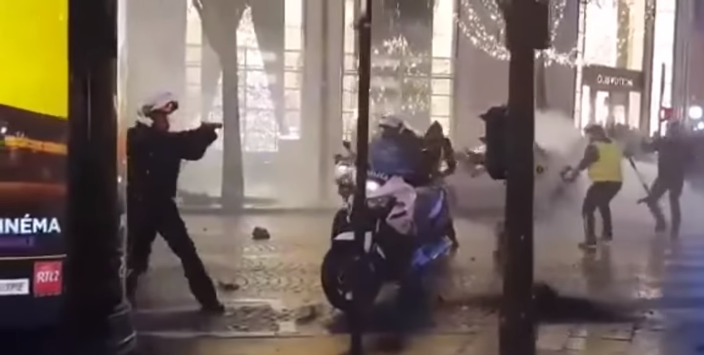 Видео: «Желтые жилеты» напали на полицейских в Париже
