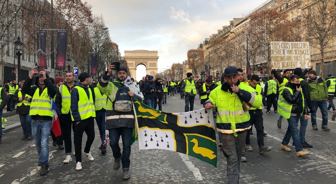 Во Франции задержали более 1 000 протестующих, есть раненые