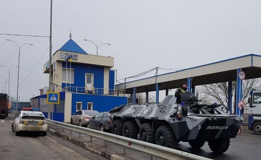 Блокпосты на въездах в Одессу усилили бронетехникой