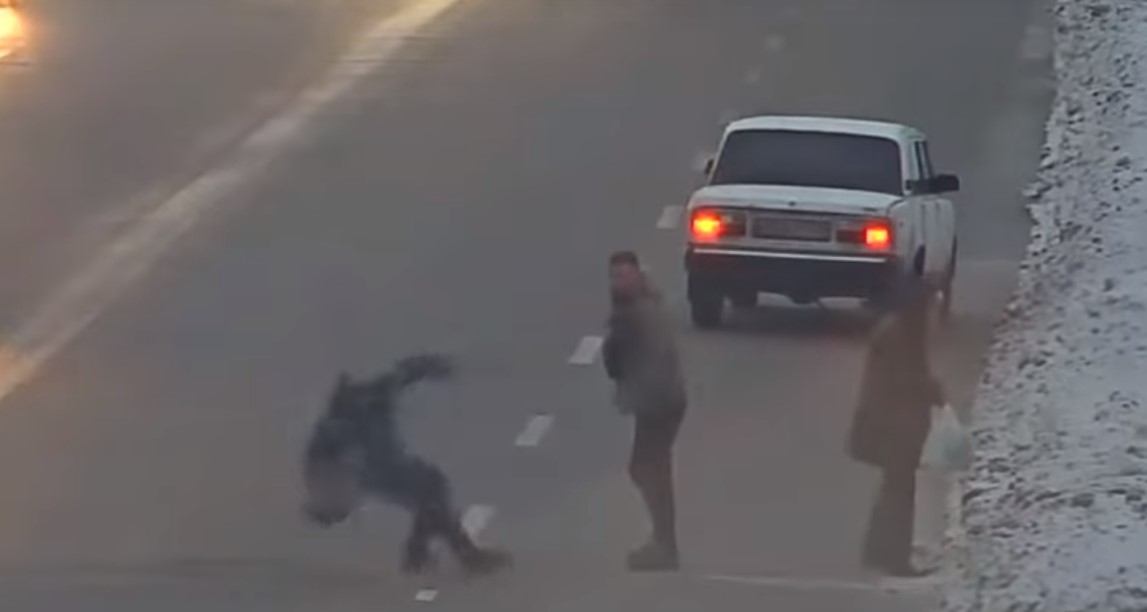 Видео: на Днепропетровщине водитель избил пешеходов, неправильно переходивших дорогу