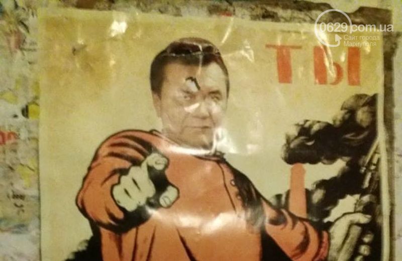 В Мариуполе мужчина расклеивал плакаты с «Януковичем-красноармейцем»